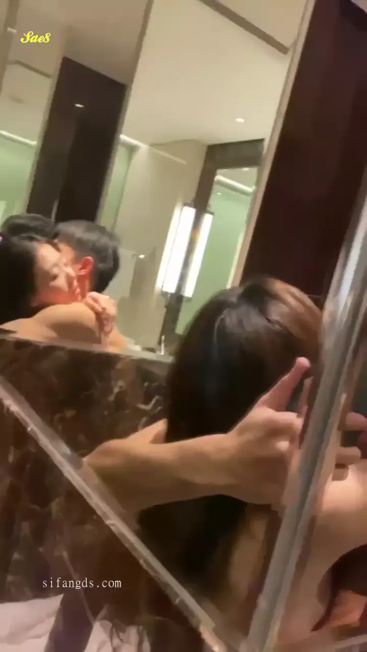 富二代酒后和极品小女友酒店卫生间露脸干炮